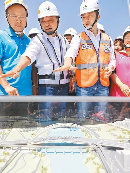 台北市長蔣萬安與新北市長侯友宜14日視察中正橋改建工程，聽取工程簡報並向第一線工程人員致意及表達感謝。（季志翔攝）