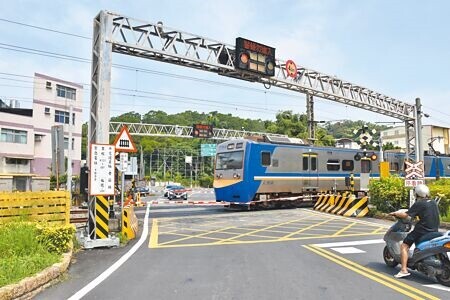 
國道1號造橋交流道聯絡道苗14線連接造橋鄉平仁路台鐵平流道未來將全面拓寬。（謝明俊攝）
