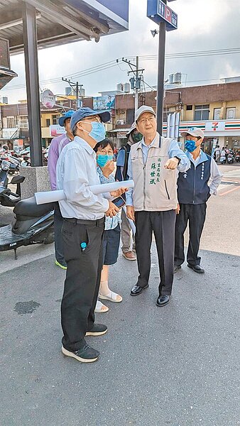 國家衛生研究院國家蚊媒傳染病防治研究中心防疫顧問杜武俊(左一),昨天到台南市安南區病例數最多的溪墘里進行社區孳生源調查。(台南市衛生局提供/曹婷婷台南傳真)