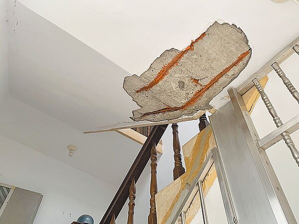 基泰建設大直工地東側住家民眾返家發現有多處明顯鄰損,抱怨與塌陷戶同為危險戶卻無法獲得基泰的補助款。圖/台北市議員陳怡君研究室提供