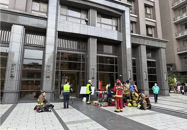 基隆七堵豪宅「松鼎苑」火警,疑車子起火疏散百人滅火。記者游明煌/翻攝