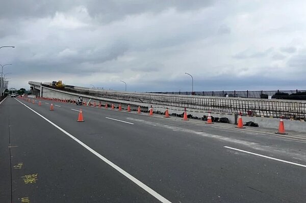 紓解南科上班尖峰壅塞,新港社大道與南科聯絡道路口轉向立體化工程年底完工。圖/南市工務局提供
