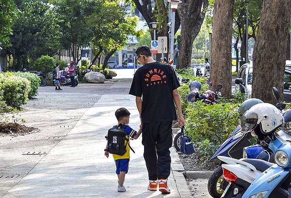 四維國小青年一路（民權一路至維仁街）通學道。圖／高雄市政府道路養護工程處提供