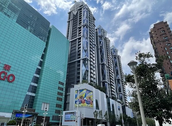 Diamond Towers 台北之星的新光三越將試營運，帶動東區商圈發展。圖／台灣房屋提供