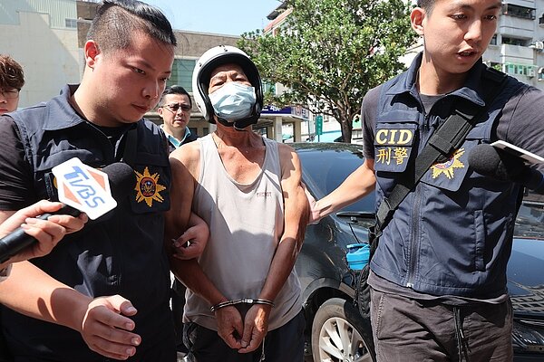 吳姓男子涉嫌殺害鄰居夫妻,今天下午被警方帶回分局,他未發一語。記者劉學聖/攝影