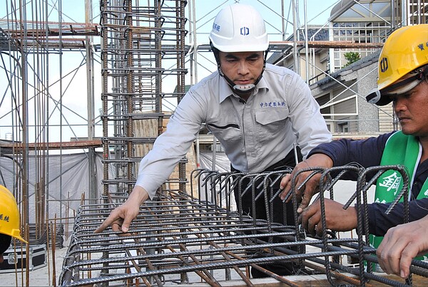 獲「國家發明創作獎發明獎金牌」的Alfa Safe團隊,以建築安全讓地主信任,順利解決重建過程難以整合的困境,在不花費太高成本之下創造原建築的最高價值,走出地主、整合單位、建築業者間多贏的成功模式,促進整體生活品質提升。圖/社團法人建築安全履歷協會提供