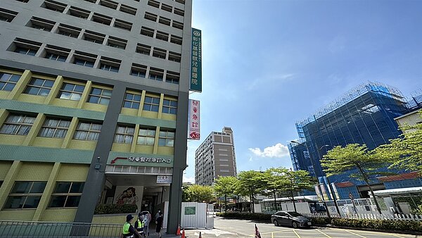 彰化基督教醫院正在施工的癌症質子醫療大樓(右),將興建一座跨越旭光路42.5多公尺的天橋銜接總院,提供人員方便而安全的通行空間。記者劉明岩/攝影