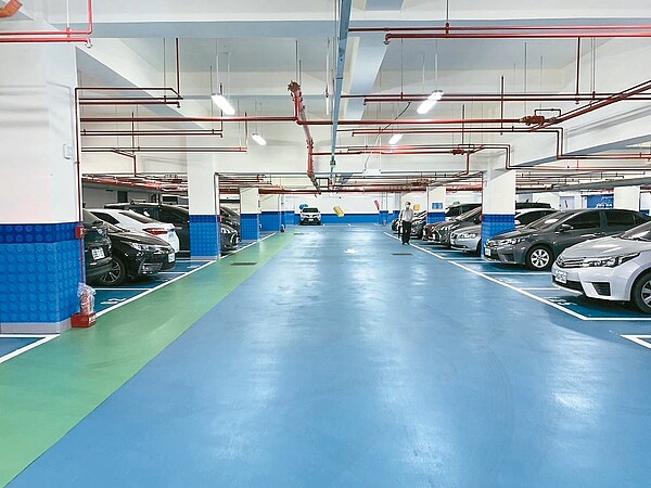 桃園中壢區中壢國小地下停車場昨天啟用,首波提供119個汽車停車格。記者翁唯真/攝影