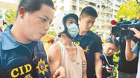 高雄市苓雅區武廟路15日發生凶殺案,吳姓凶嫌落網後,不透露凶刀丟棄地點,極度不配合警方調查也不回答提問。(楊舒婷攝)