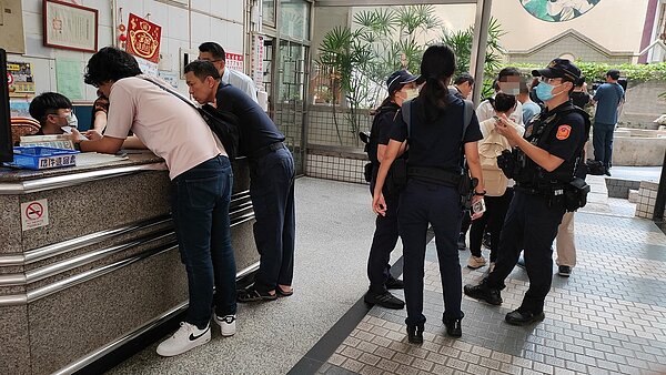 高雄苓雅區武廟路一處大樓疑因噪音問題,導致羅姓夫婦遭吳姓鄰居闖入家中殺害,警方到場調查。記者林保光/翻攝