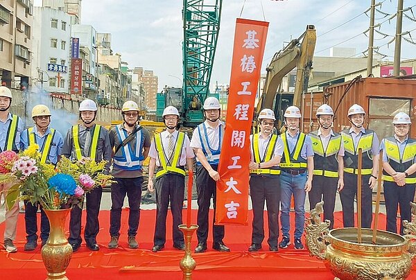 新北市捷運局長李政安及台北市捷運局長鄭德發15日出席樹林線基樁動工典禮,象徵工程邁入另一里程碑。圖/新北市捷運局提供