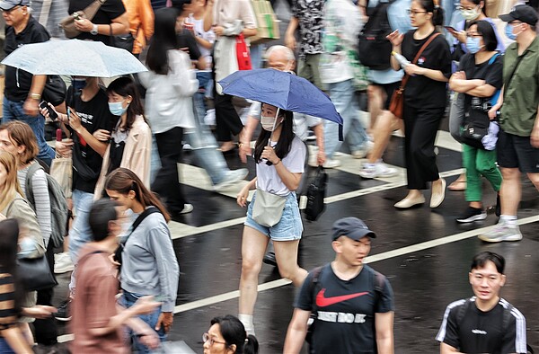 台灣16日午後近山區有局部陣雨或雷雨，擴展至部分平地，有局部大雷雨、伴隨劇烈天氣，如雷擊、強風、瞬間強降雨。聯合報系資料照片