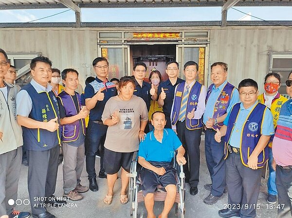 鹿港警分局動員慈善公益團體，協助李男修繕殘破的貨櫃屋。（警方提供）
