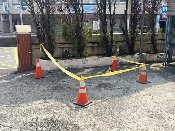 彰化工人挖到一枚疑似砲彈,警方封鎖現場,撤離民眾。圖/警方提供