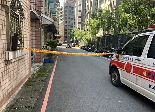 新北市三峽區民生街1巷瓦斯漏氣,新北市消防局出動人車前往警戒。記者曾伯愷/翻攝