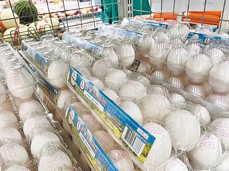 
屏東林姓蛋商指出，20多年前1箱雞蛋收購價300多元，現在漲到快900元。（謝佳潾攝）
