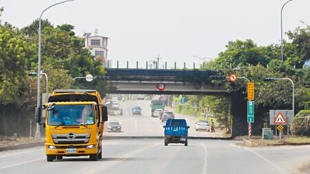82快速道路中和交流道一帶,910暴雨時因赤蘭溪溢堤造成大淹水,目前交通部公路局雲嘉南區養護工程分局已確定針對82快速道路28K至29K低漥路段施作路面抬高工程,待明年經費到位就發包。(呂妍庭攝)