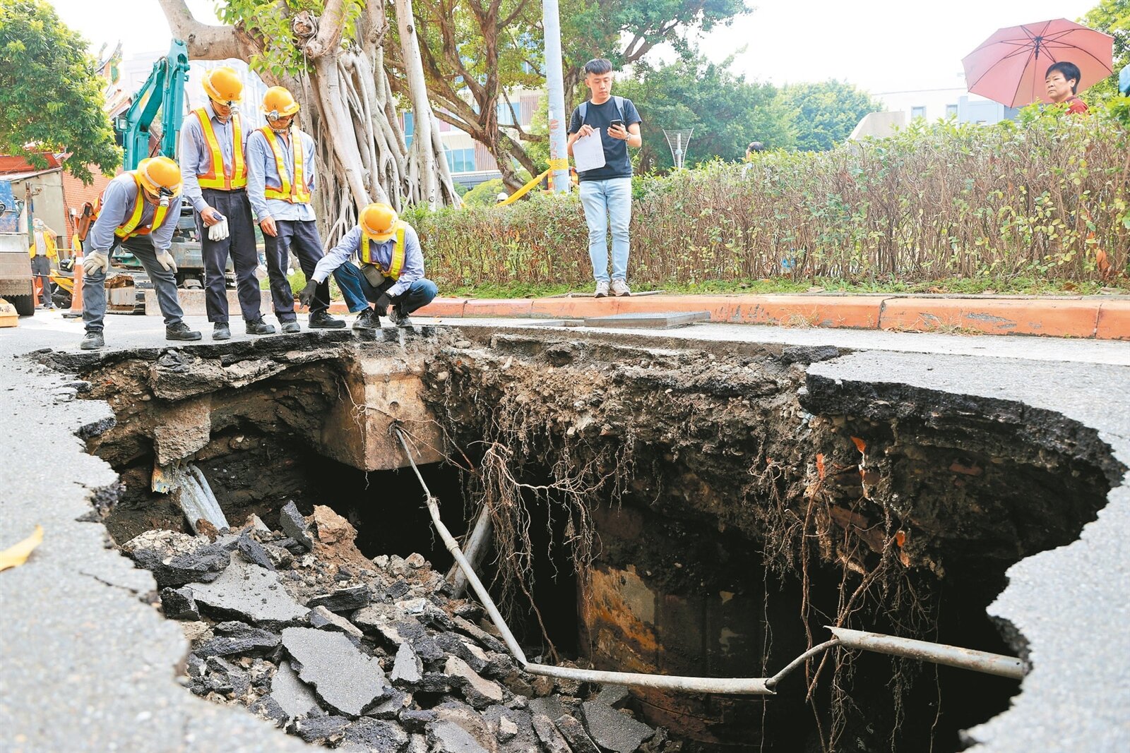 北市府盤點高風險「熱點」並以透地雷達檢測,議員卻發現日前大同區赤峰街天坑卻未在列。本報系資料照/記者林伯東攝影