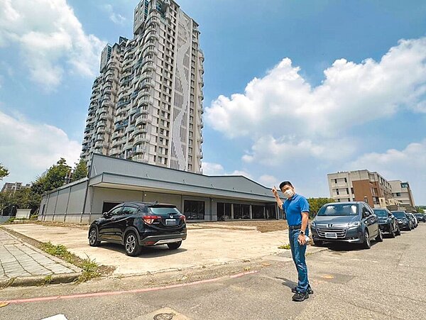 台中市立委第二選區參選人顏寬恒助連鎖賣場業者找地,盼帶動地區繁榮。(顏寬恒團隊提供/潘虹恩台中傳真)