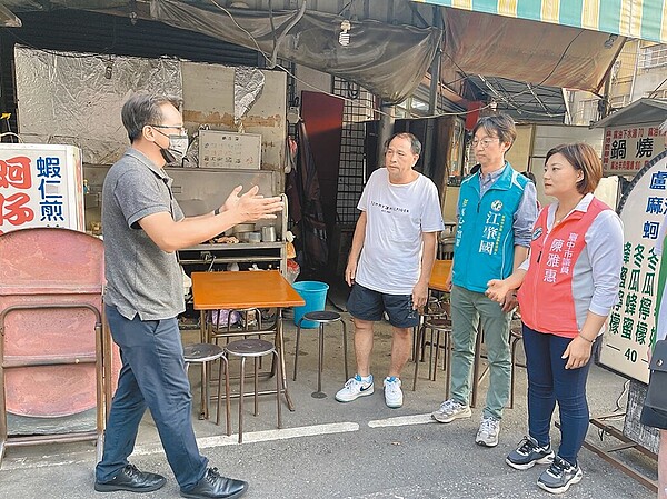 台中市忠孝路夜市攤商被檢舉非營業時間占用道路，市議員江肇國、陳雅惠邀經發局市場管理科長蔡永福等人會勘。（陳雅惠提供／張亦惠台中傳真）