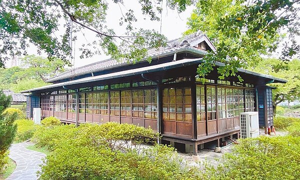 位在台北市中山北路一段的國父史蹟館，遭揭露市府維護不當，除了滅火器過期、門栓損壞、掉落、地板還可見大量老鼠屎。（北市文化局提供／丁上程台北傳真）