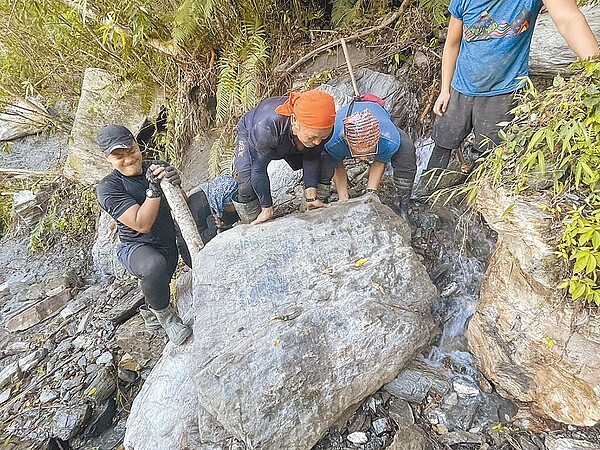 瓦拉米步道受海葵颱風及連日豪雨重創，多處倒木、巨石崩落，玉管處人員緊急搶修，16日全線搶通。（玉山國家公園提供／楊靜茹南投傳真）