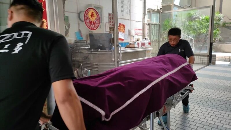 高雄市苓雅區武廟路大樓,吳姓男子疑因噪音問題,昨日上午涉殺害樓上住戶羅姓夫妻,遺體從住處大樓運出。記者林保光/攝影