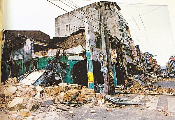 921大地震將屆滿24年,內政部推動建築物耐震補強計畫,逾7成預算未執行,遭審計部檢討。圖為南投草屯當年在921地震後的街景。(南投縣政府提供/曾雪蒨南投傳真)