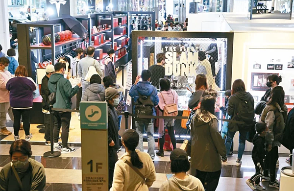 經濟部將取消百貨公司、電影院等高壓用戶電價凍漲。（聯合報系資料庫）