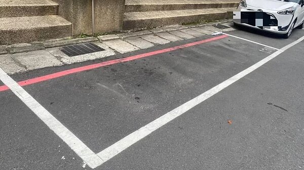 桃園楊梅金山街上的路邊車格近日有民眾發現,車格內有紅線,不過白色車格線畫設在紅線上,質疑到底可不可以停車,桃園市交通局表示,該處為台電施工後未復舊完成,將請台電盡速前往調整。圖/翻攝自臉書我是楊梅人