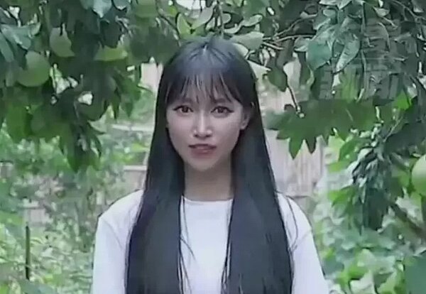 「大陸第一網紅」李子柒在頻道停更逾2年後,近日無預警回歸鏡頭前拍攝露臉影片。圖/取自微博