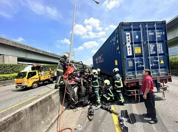 國道一號北向十七公里處昨天發生四車追撞事故,其中一輛汽車遭聯結車強力擠壓成廢鐵。記者李隆揆/翻攝