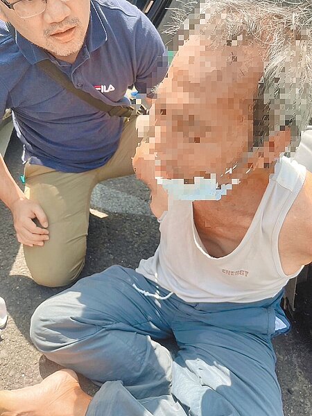 吳男落網後始終不配合警方偵訊,16日中午移送高雄地檢署,複訊時依然保持緘默,檢察官認為吳涉犯殺人罪嫌重大,且犯後隨即換裝逃逸,並有隱匿、湮滅相關證物行為,有事實足認有逃亡、滅證之虞,向法院聲請羈押禁見獲准。(翻攝照片/楊舒婷高雄傳真)