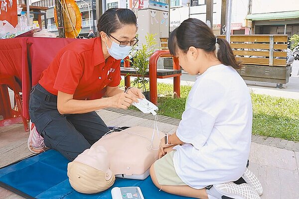 嘉義市消防局16日舉辦防災宣導活動，透過各種急救、災防體驗，強化民眾防災意識。（嘉義市政府提供／呂妍庭嘉義傳真）