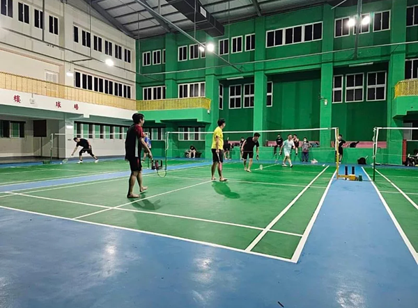 民眾試打體驗整修後的竹東鎮立羽球館卻發現問題一大堆,鎮公所獲知後承諾盡快改善。圖/翻攝自臉書