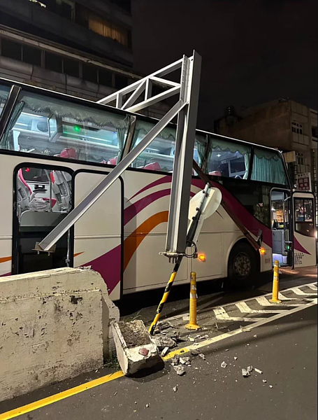國光客運昨晚下東門陸橋時,撞擊車輛限高桿,造成限高桿毀壞,致車輛卡住動彈不得。圖/讀者提供