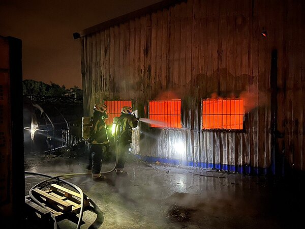 桃園市新屋知名休閒農場失火,一間鐵皮倉庫付之一炬,警消灌救滅火。記者曾增勳/翻攝