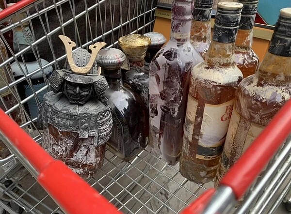 第四輪除了將民生用品取出,民眾也抓準機會將珍藏多年的美酒一併救出,瓶身上都沾滿土。圖/議員陳怡君辦公室提供