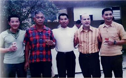 邱垂宇(中)在越南駐地芽莊。圖/邱垂宇教官提供