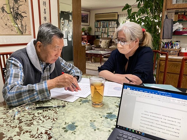 訪談黑蝙蝠中隊隊員邱垂宇(左)。圖/文化局提供