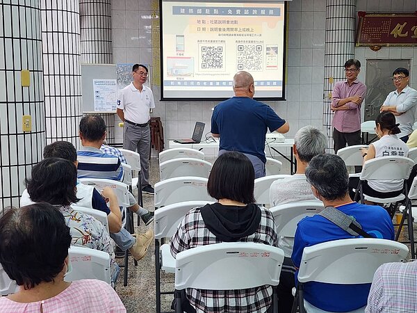 民眾對後勁居住空間改善表達意見與建言。圖/都市發展局提供