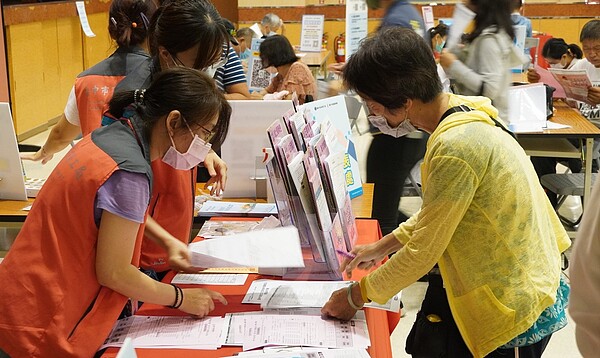 就服員提供專案資源與活動介紹。圖/台中市就業服務站提供