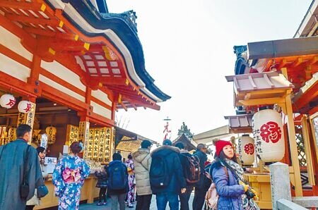 中秋及雙十連假即將到來,銀行業者看好國人旅日商機,紛紛強打旅日神卡搶市。圖∕本報資料照片