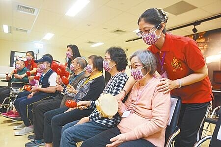 台北市社會局目標2024年達到「1國中學區1日照中心」目標,但有10個學區在2024年後才能開辦老人日照中心,另有5個學區沒找到場地,無法在明年達標。圖為台北榮總經營的「稻香日照中心」。(本報資料照片)