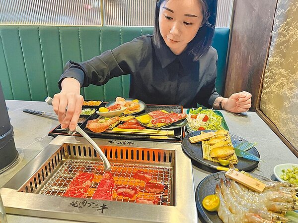 「燒肉老大」百貨首店進駐Global Mall屏東市店，一個人也能夠享用，最低320元就能開吃。（Global Mall提供）