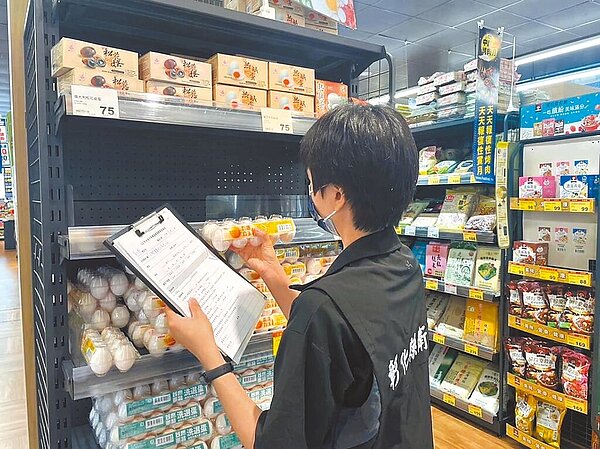 各縣市政府利用假日仍到各賣場等通路,查核蛋品有無標示不實等違規。圖/彰化縣衛生局提供