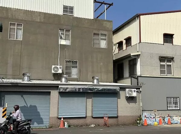 台南市衛生局連日來頻頻在社區查獲天溝有病媒蚊孳生源,如何讓天溝減少及設計沒有天溝的鐵皮屋頂或遮雨棚,將是防範登革熱的議題。圖/南市衛生局提供