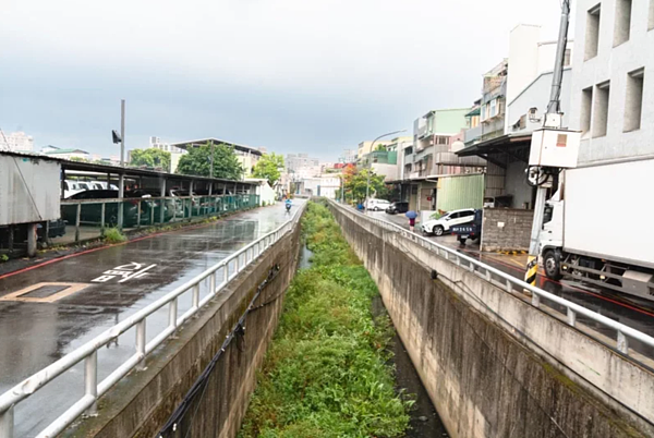 新北市樹林區成功街圳溝因溝渠裸露,環境髒亂引發地方及中央政府爭論產權問題。圖/蘇巧慧辦公室提供