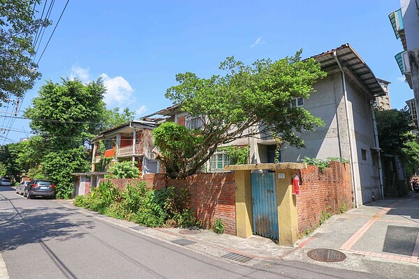 政治大學改建化南新村作為學生臨時宿舍之一，更首開全台大學「男女混宿」先例。圖／政大提供