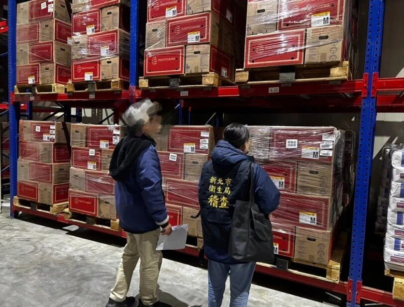 新北市衛生局人員查獲台北港物流廠存放逾期巴西殼蛋5309箱、約191萬顆於待報廢銷毀區,進口價約千萬元。圖/新北衛生局提供